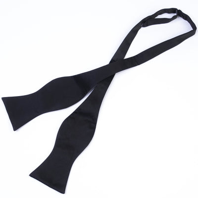 this luxuriously crafted black bow tie is the perfect accessory for any discerningly dapper dresser. Crafted from pure silk, it is designed to be adjustable in length and has a width of 6.8 cm for a perfect fit. In pristine condition, this bow tie is the ideal choice for a sophisticated and timeless look.