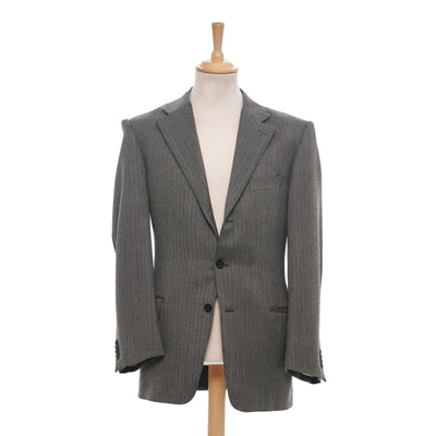 This Ermenegildo Zegna grey blazer is made from 100% wool with a three-button configuration and single vent. It is in great condition and fits a size 52 (EU). Crafted by the Italian experts, it is perfect for any formal event.