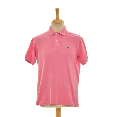 Be the talk of the town in this exquisite Lacoste pink polo shirt. Crafted from premium cotton, it makes for a timeless wardrobe staple with its great condition and subtle hue. The perfect sartorial fit for your body, its chest circumference of 106cm and waist circumference of 105cm will ensure a secure fit, while its 24cm sleeve length and 70cm length complete the look. A classic choice with timeless appeal.