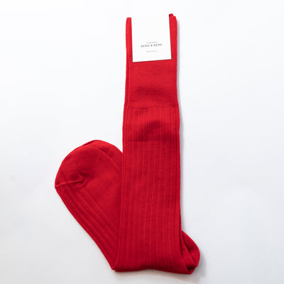 Stay comfortable and warm with Berg & Berg Red Knee-High Ribbed Wool Socks. This quality pair is crafted from 80% merino wool and 20% polyamide for superior comfort, strength, and durability. Designed for EU size 39-40, these socks are never used and in perfect condition.