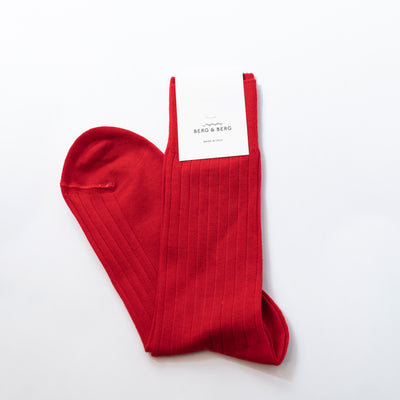 Bring luxurious comfort to your wardrobe with these Berg & Berg Red Rib Wool Socks. Crafted from the finest 80% merino wool, these socks bring a softness and warmth that is unparalleled, with a reinforced toe and heel for added durability. Stylishly designed for EU 39-40, their red ribbed pattern and pristine condition make them a timeless classic. Indulge in the ultimate in elegance and comfort.